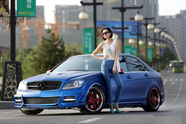 知性车模诠释奥迪c260,改装后蓝色更亮眼,车美还是人美?