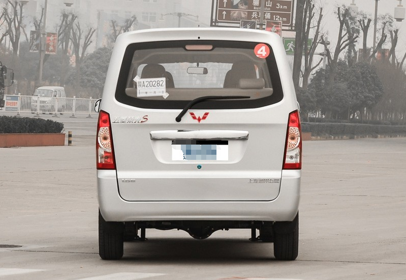 五菱荣光,外观简约大气,性价比高,是你的不二选择