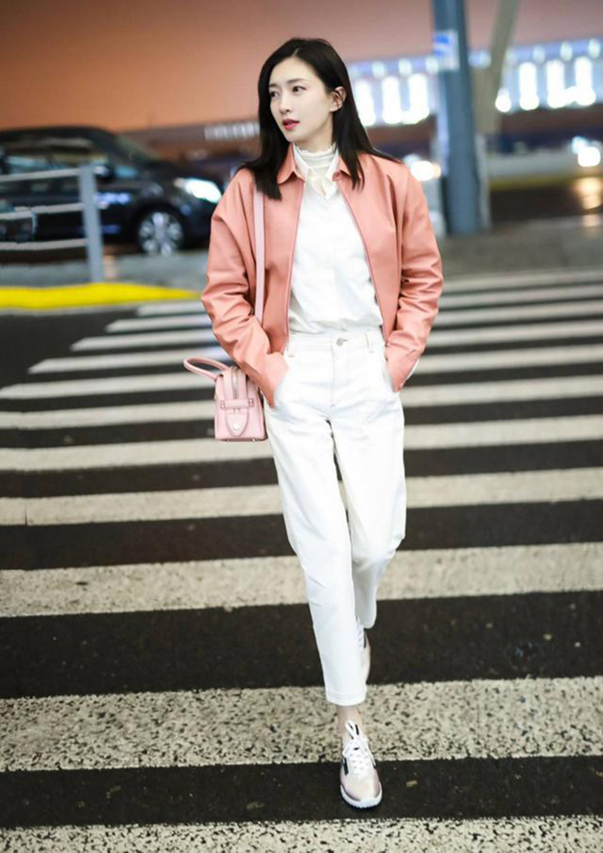 江疏影越来越会穿!一件白色皮草配紧身裤,屏幕都装不下的大长腿