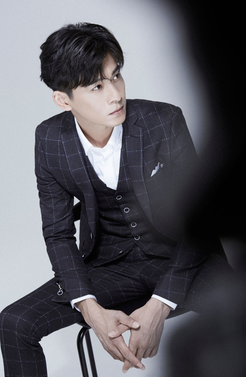 乔美人,也就是乔振宇,在外貌上仍然是宜古宜今,无