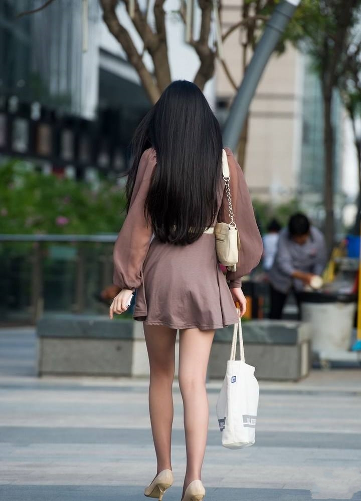 街拍美女:最美丽的邂逅,图二的背影,让人偏偏幻想!