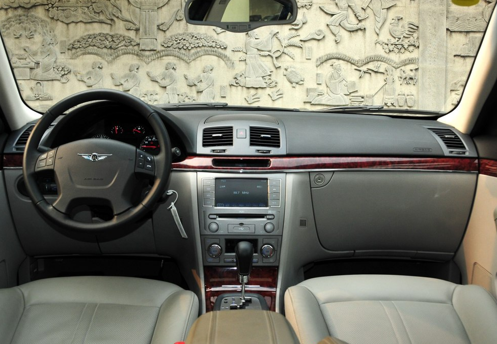 瑞麒g6外观秀气修长,有着谈不上华丽的内饰,却很受欢迎