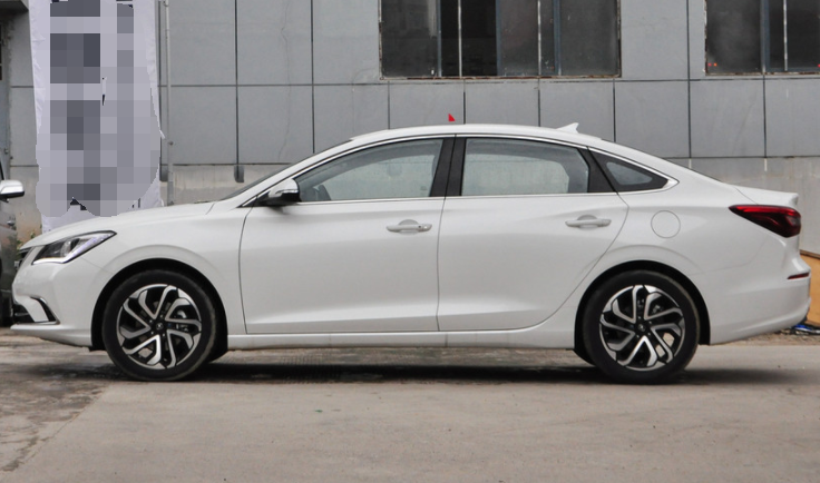 逸动,外形显着沉稳大气,车身看起来极具现代感