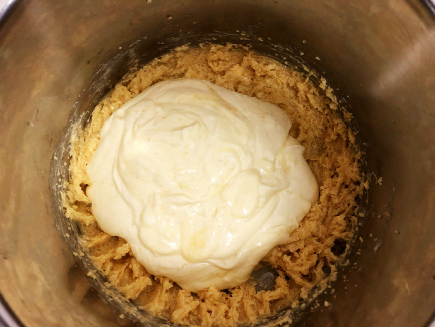 把酸奶油糊加入到打发好的黄油中,搅打均匀