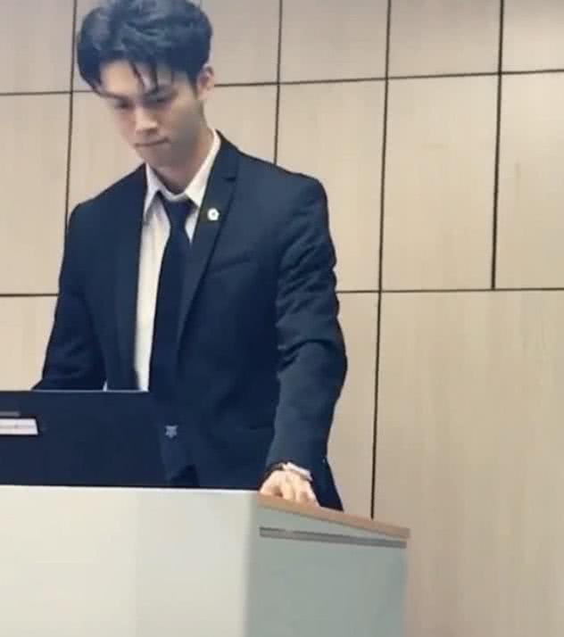 班上女学生偷瞄班主任,被盯得都不好意思了,太像吴磊了!