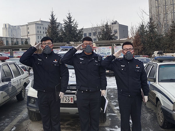 本溪:明山交警大队事故中队战疫情处警情,护安全保平安