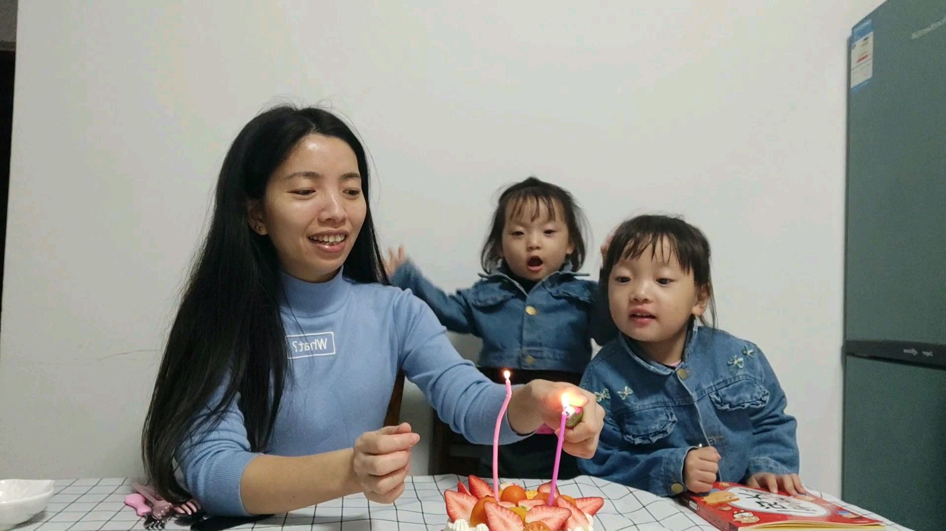 小女儿第一次过生日,妈妈亲自做蛋糕庆生,简单的陪伴幸福满满!
