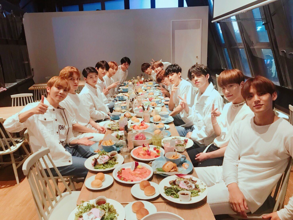 十三个人聚餐的规模 长桌子上满满都是食物盘子