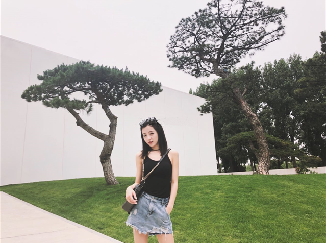 莉哥拍照为显腿长故意拉高裙子,网友:裙子敢不敢再短一点?