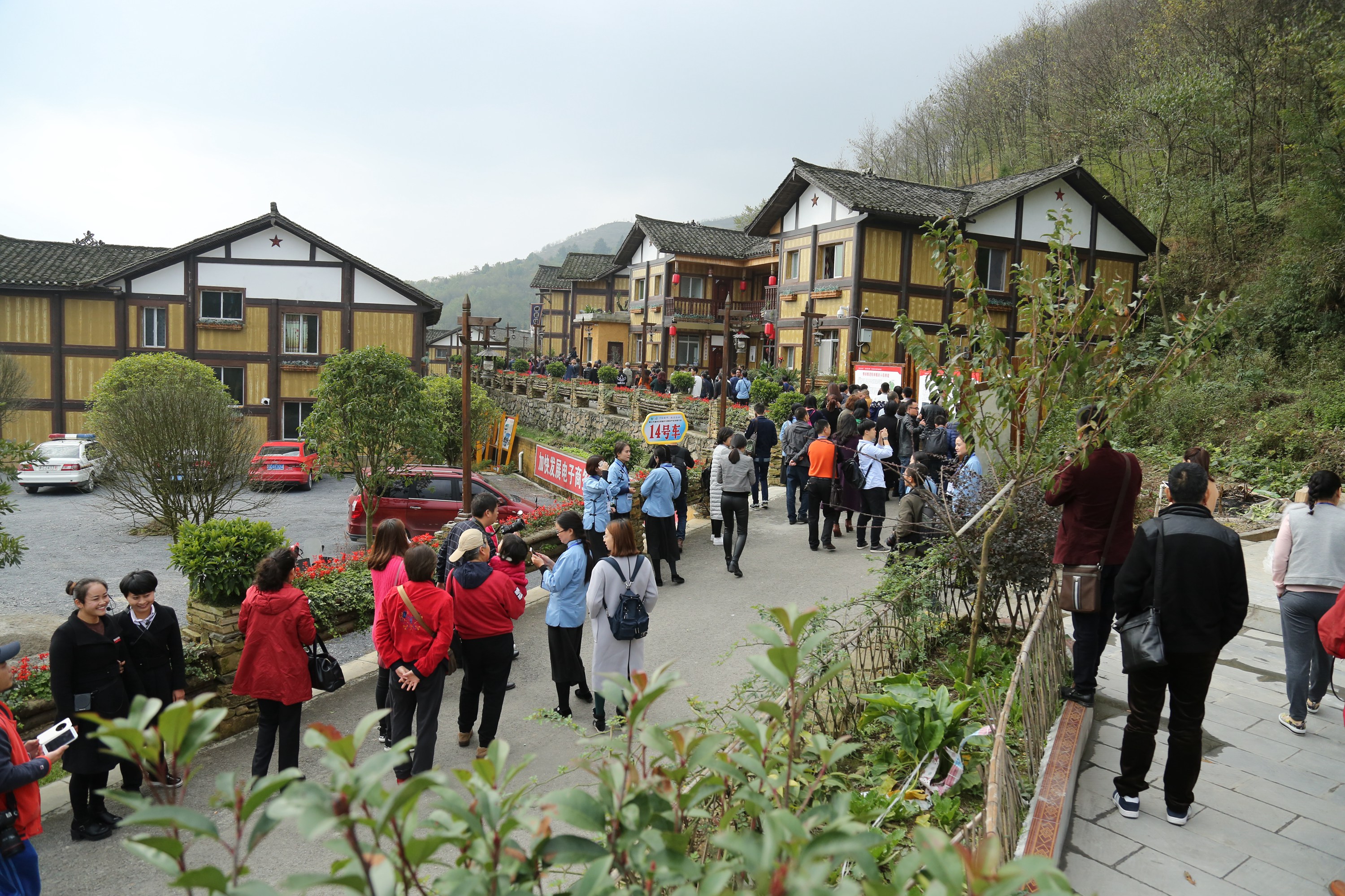 (新时代新气象新作为·图文互动)(2)贵州花茂村:村庄变景区 村民腰包