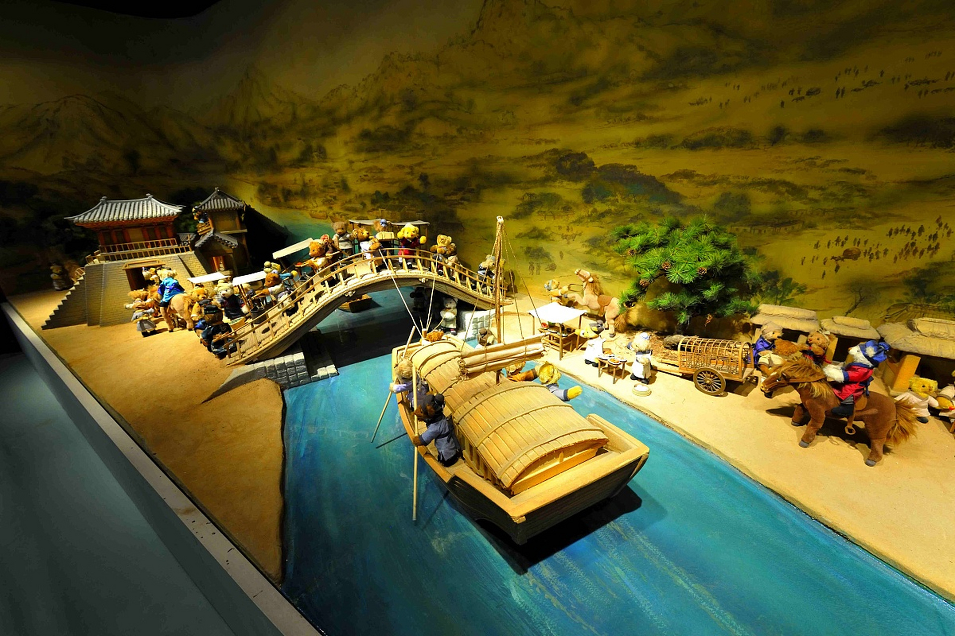 海上丝绸之路博物馆,也称为蓬莱古船博物馆,位于蓬莱阁景区小海西南岸