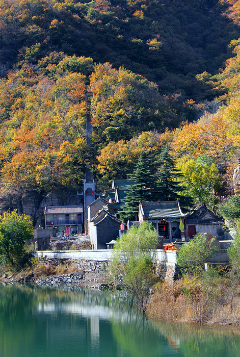 黄华神苑景区位于林虑山主峰东侧,山清水秀,云蒸霞蔚,风光旖丽,煞是