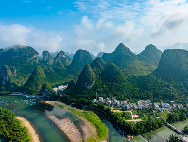 站在高处,环顾四周,群山众领,连绵起伏的山一座接着一座,仿佛置身于一