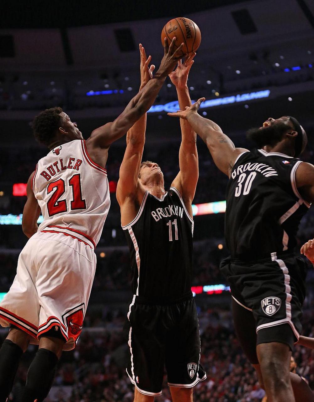 篮网险胜公牛,取得三连胜  在今天的比赛中,布鲁克林篮网队在客场以