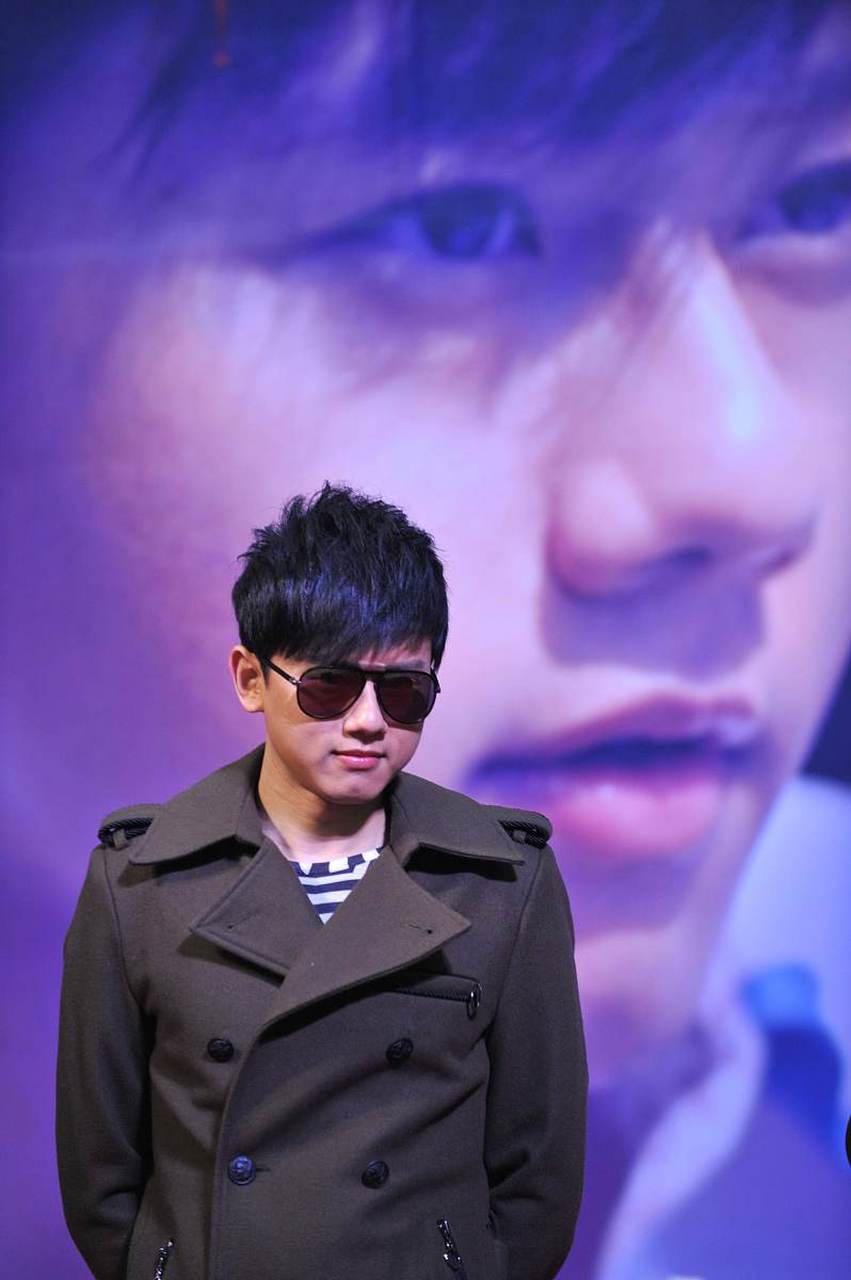 张杰在武汉演唱会上的表现实在是太燃了!