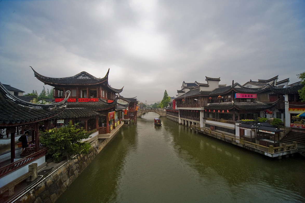 七宝古镇位于上海市闵行区,拥有近千年历史,曾是古代商贸重镇.