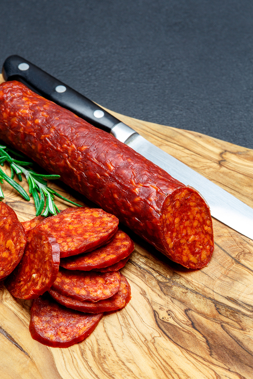 调料如盐,糖,料酒,生抽等可以增加五香肠的口感和香味,而玉米淀粉则