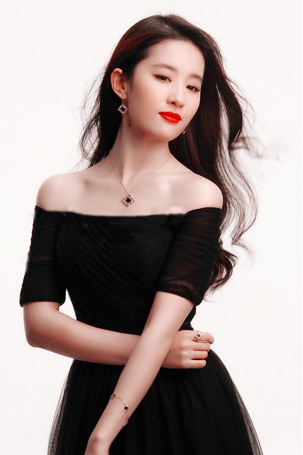 刘亦菲身穿一条黑色抹胸裙,长发飘飘加之性感红唇,既端庄优雅又很有
