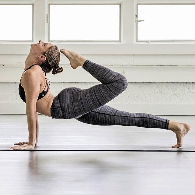 站立一字马变式 转载自百家号作者:西风瑜伽