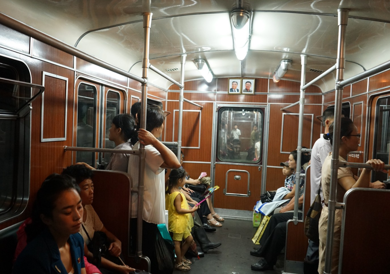 图为平壤地铁车厢内的场景,乘坐地铁的朝鲜百姓都很安静.