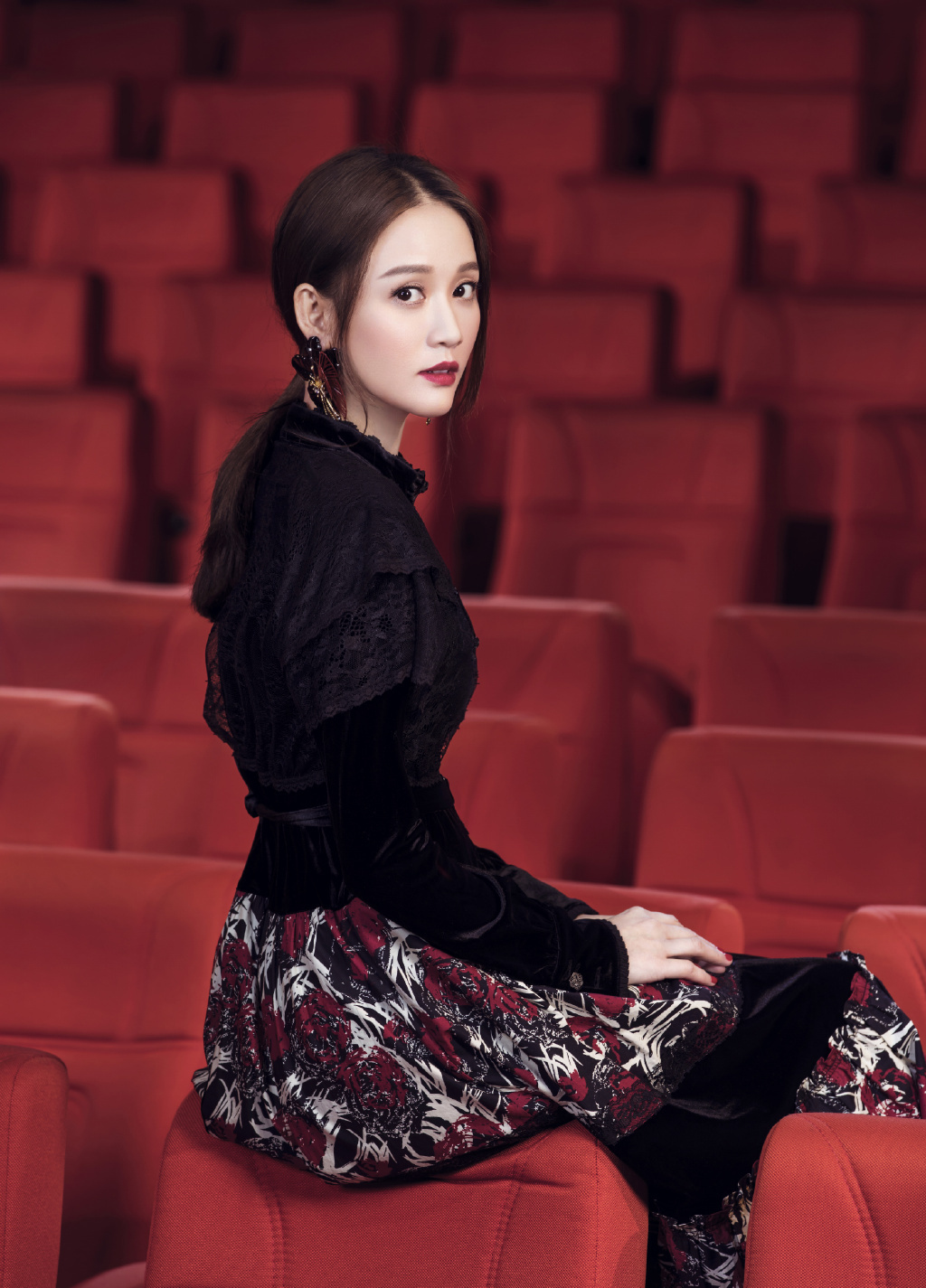 不敢相信陈乔恩已经40岁!穿一身红裙高雅美艳,身材曲线也太好了