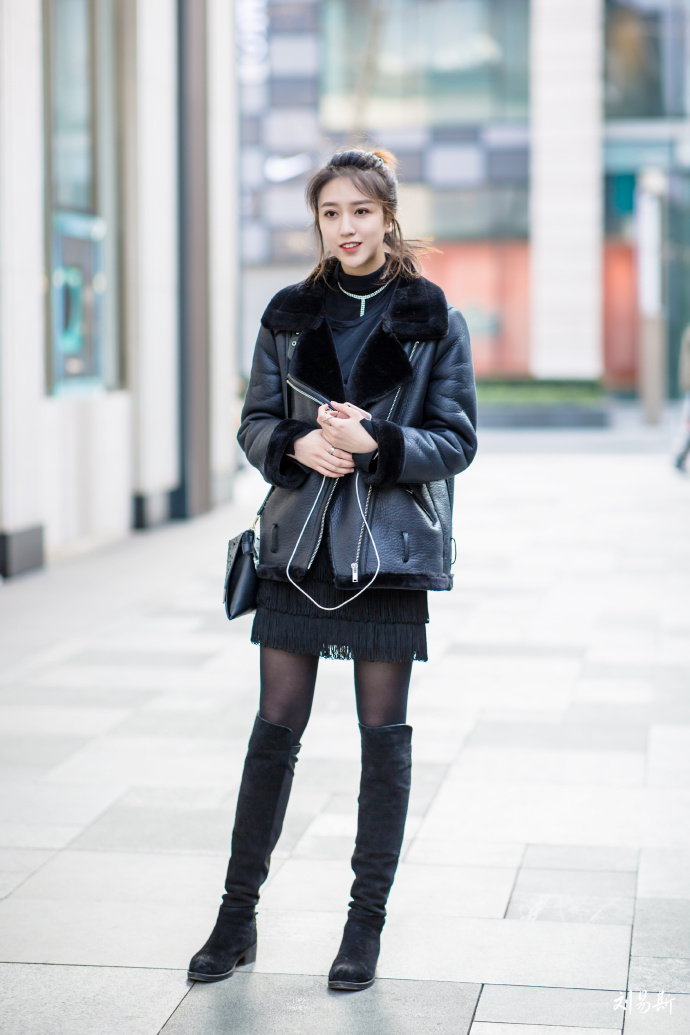 成都街拍,丝绒外套搭配斑马纹长裤,混搭的风格彰显青春气息