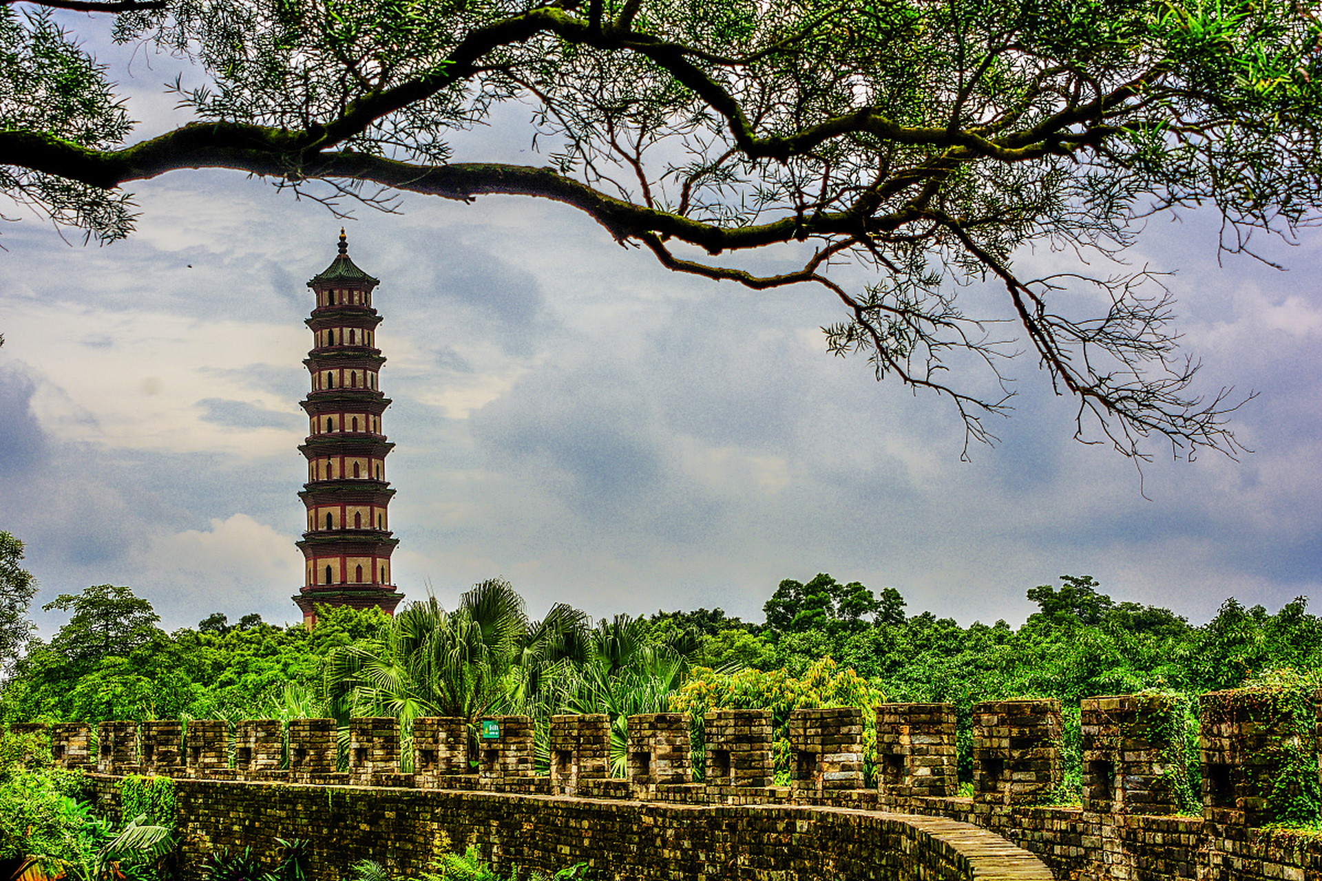 莲花山旅游区,位于鄂州市洋澜湖畔,景区内有元明塔,六合园,碑林等人文