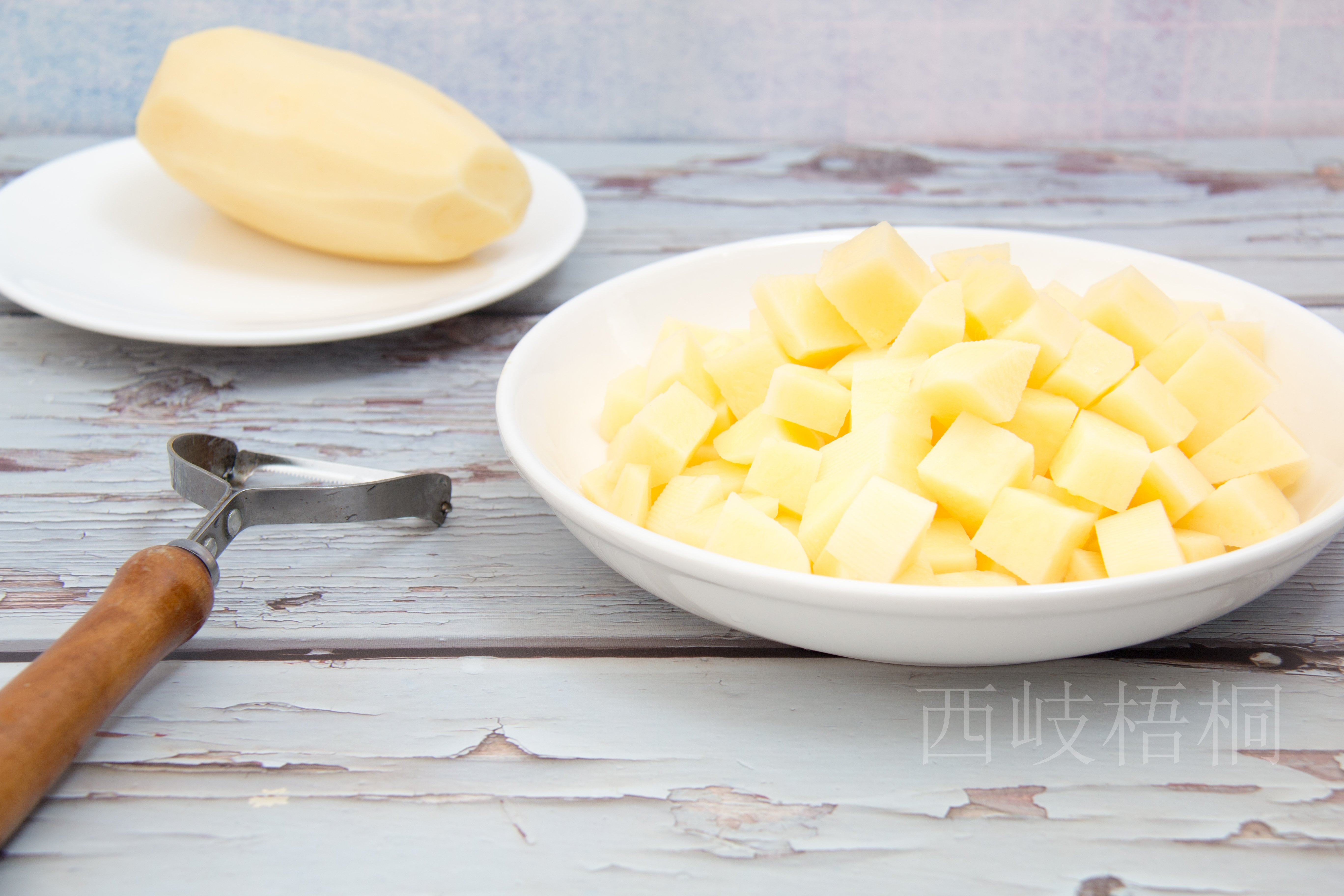 土豆块蒸熟,拿出锅时快速放入黄油块,利用土豆块的余温融化黄油.