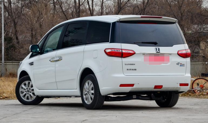 东风裕隆大7 mpv外形沉稳大气,车身线条流畅