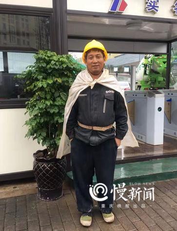 农民工大叔回应街上蹦跶走红网络:快乐是我常态