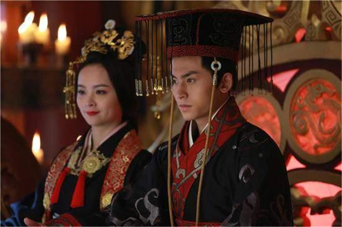 史上最矛盾皇帝,曾任人摆布,后奋力抵抗重新登基