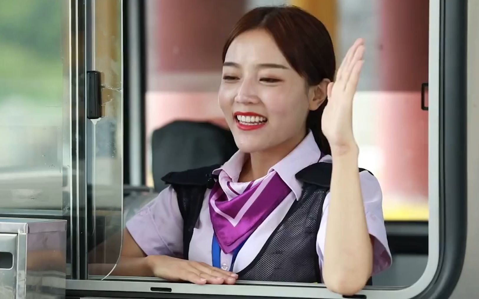 原来收费站的收费员在这个地方上厕所,涨姿势了