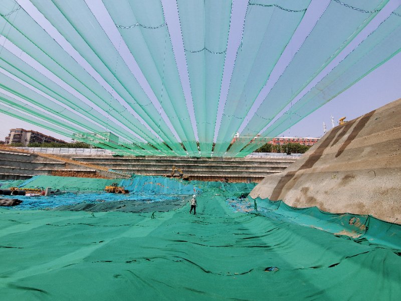 头顶建天幕防尘防晒又喷淋郑州这个工地防尘有高招