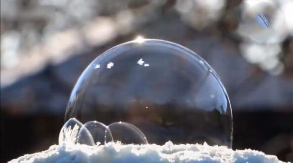 零下三十五度肥皂泡结冰全过程,太美了!