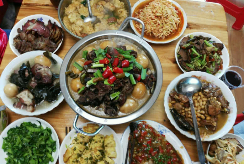 外国美食家首次吃中餐,给出的评价亮了,网友:没见过"世面"!