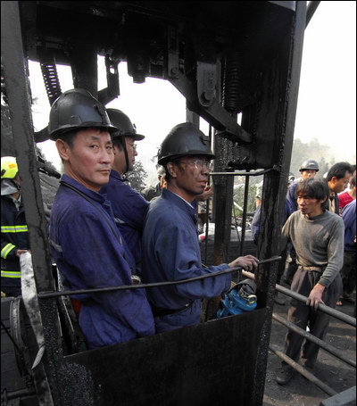 实拍井下的煤矿工人:活着一天赚一天,煤矿倒闭路何在?