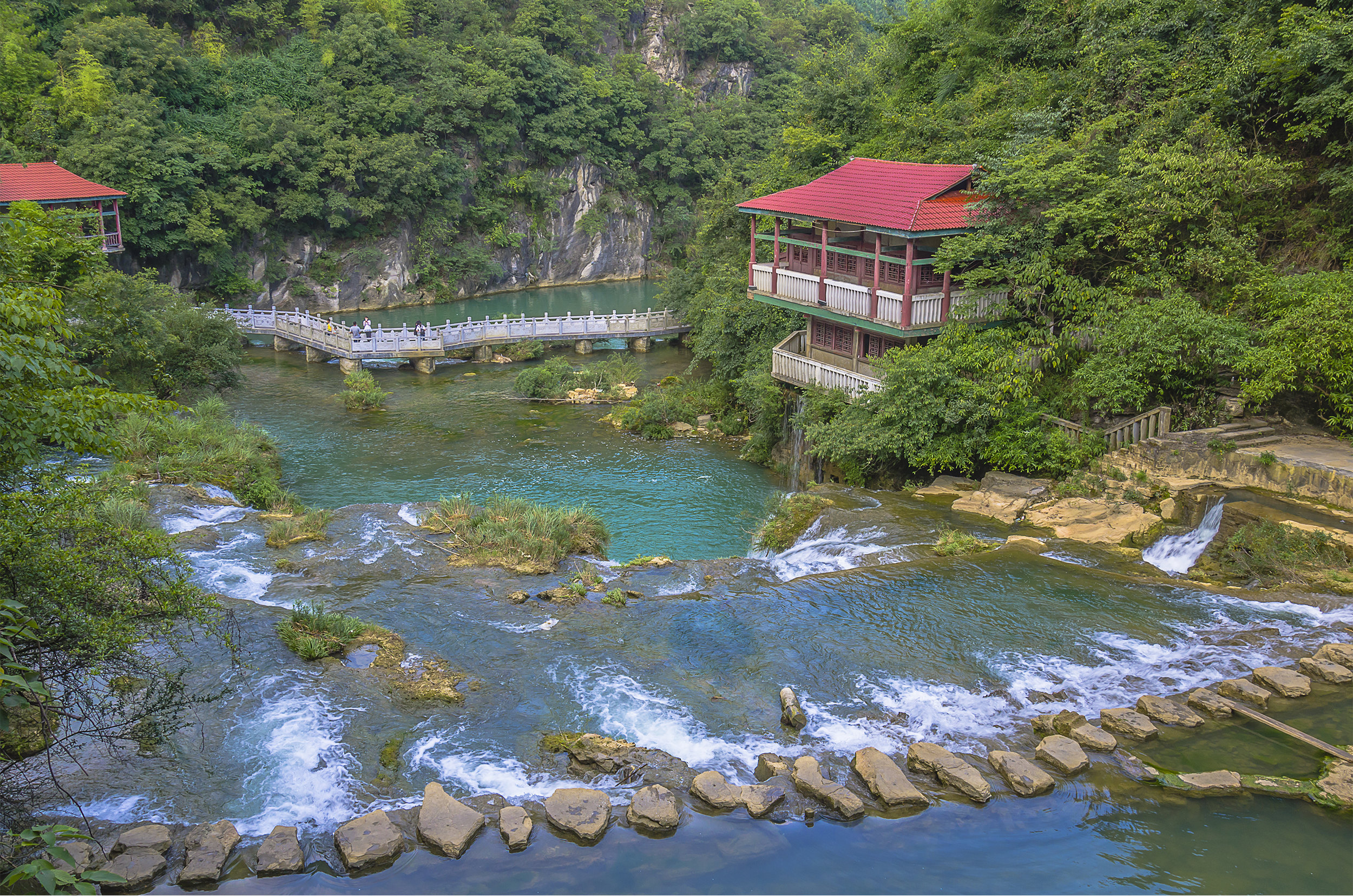 天河潭山水相连,山中有水,水中有洞,洞中有潭,气势恢宏!