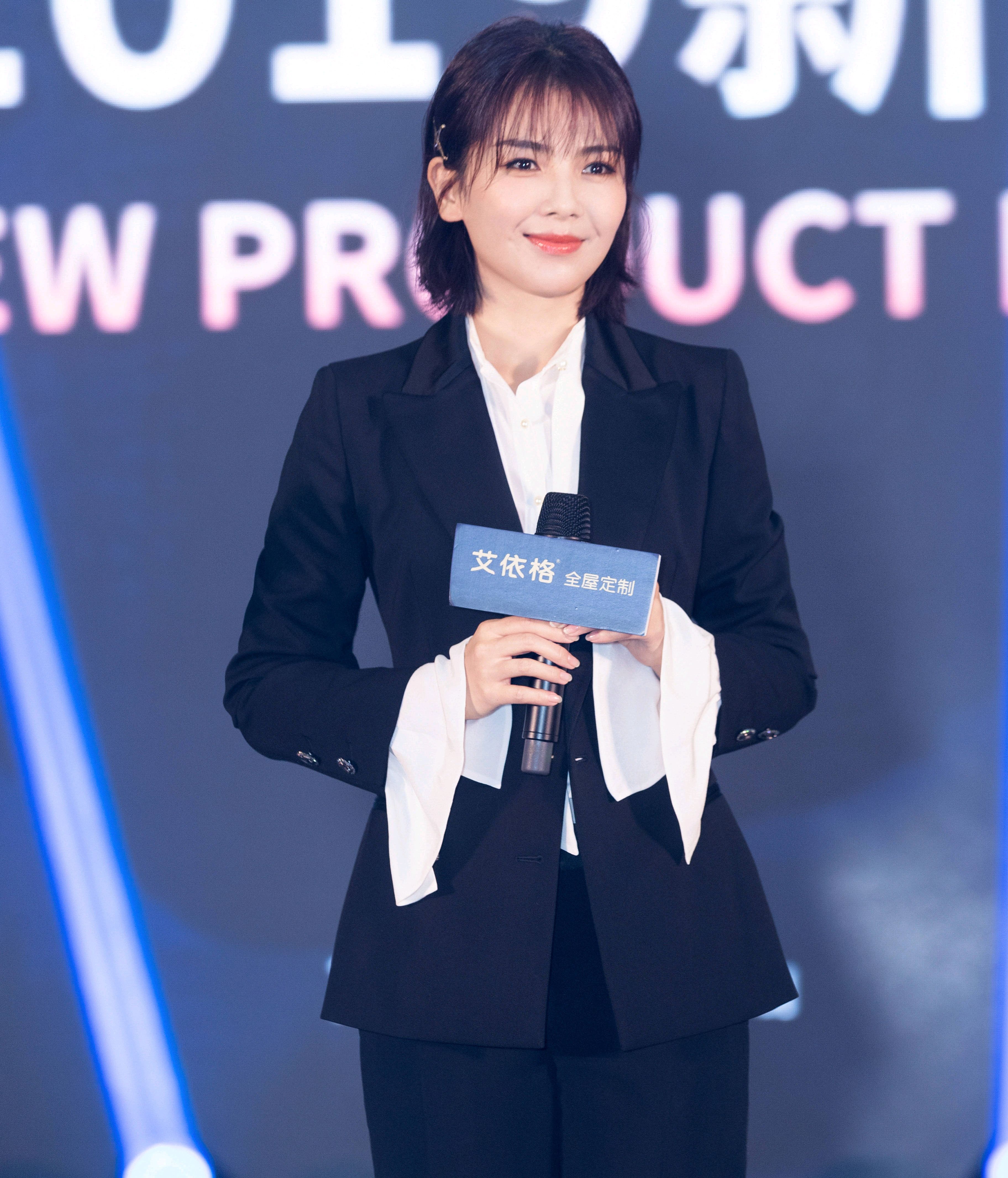 刘涛出席活动,黑白系的干练气息,仿佛又看到了安迪