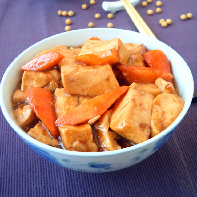 豆腐炖胡萝卜,低油低脂,入味又好吃,几步就搞定