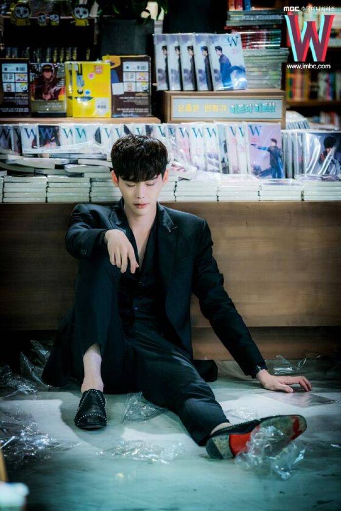 剧中漫画家被创造的角色"毁了"自己?跨越次元世界的爱情让人着迷