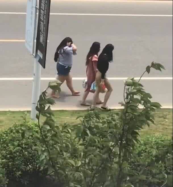 三人行:两女孩牵手聊天,胖女孩全程落单悄悄抹泪,这就