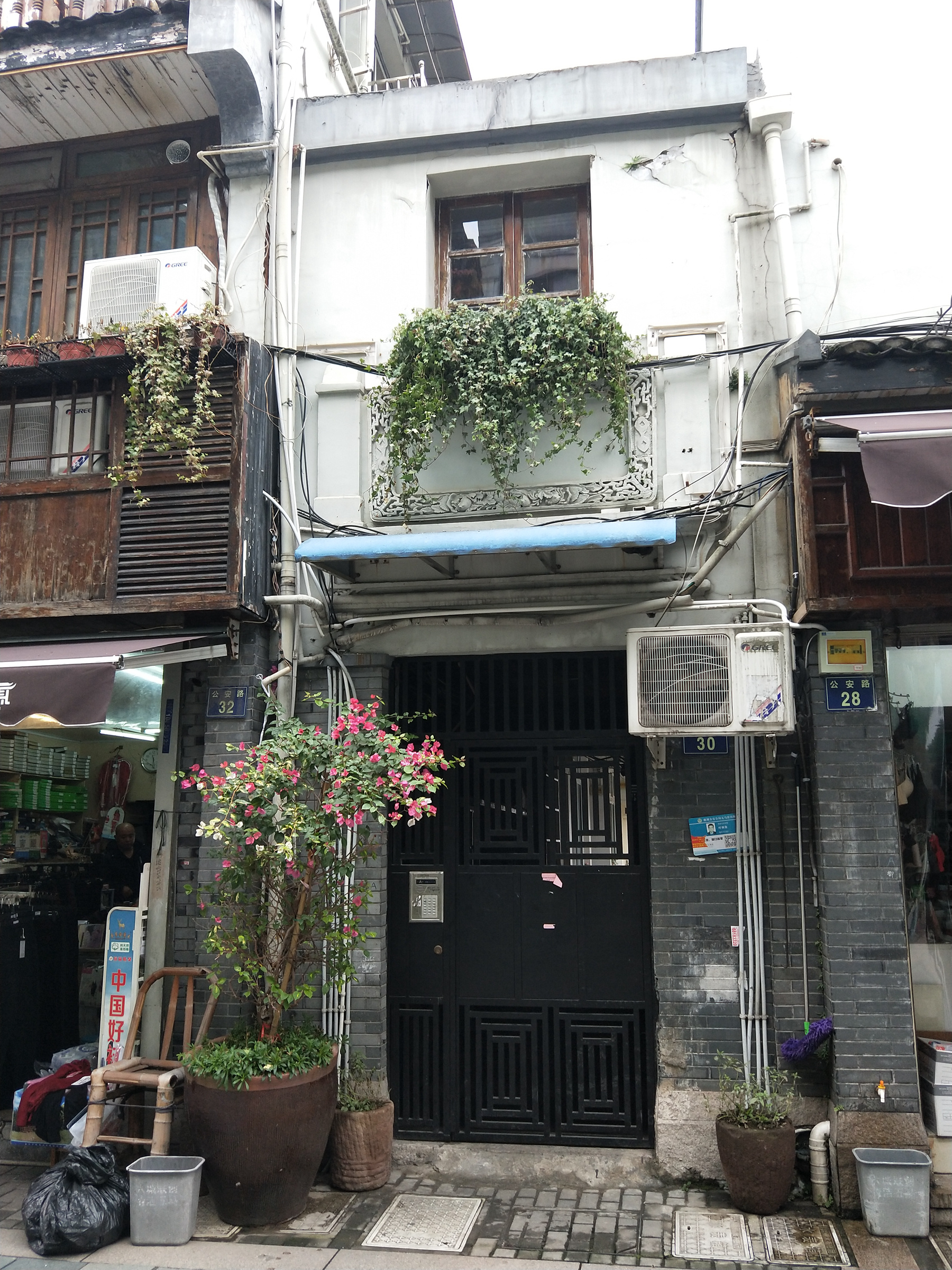 一些居民住户的门口.