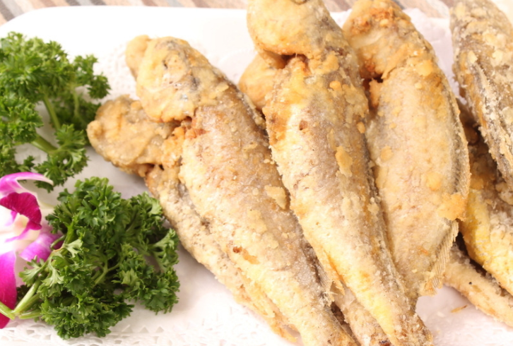 炸酥鱼的正确做法,加一点就香酥好吃,你们知道吗?