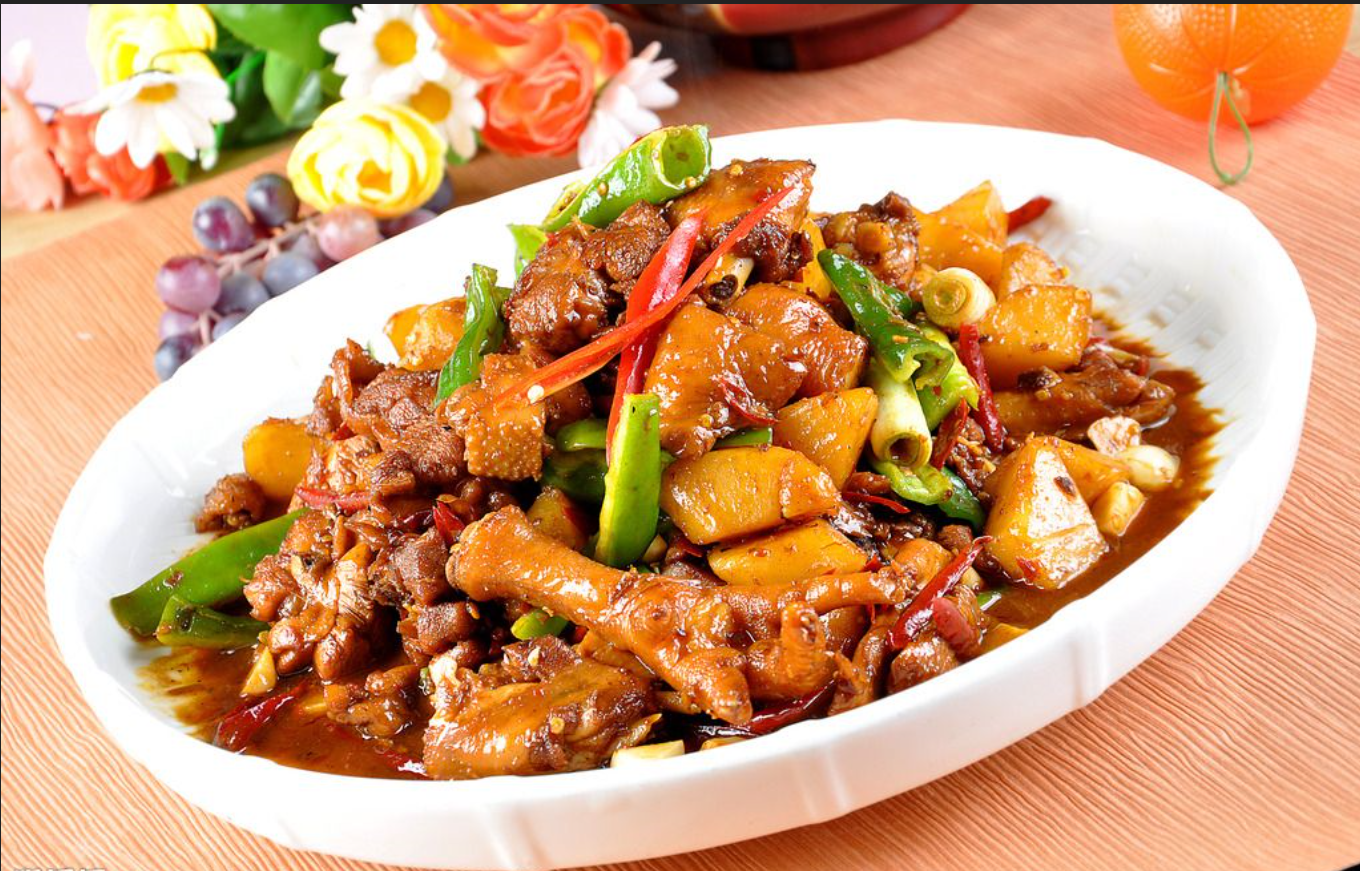 新疆大盘鸡:地道新疆名菜,口感爽滑麻辣,一道餐桌上的佳品