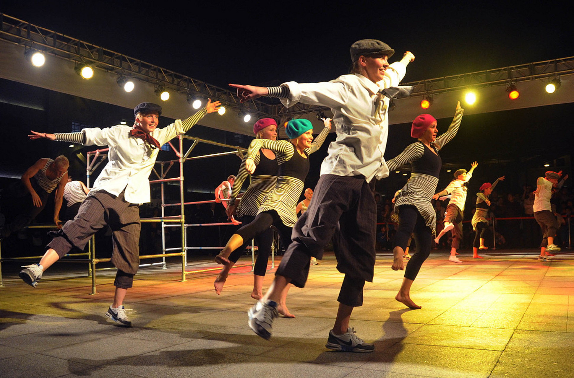 街舞比赛现场,热血沸腾!看这bboy秀一段地板动作,惊艳四座!🔥🔥 9