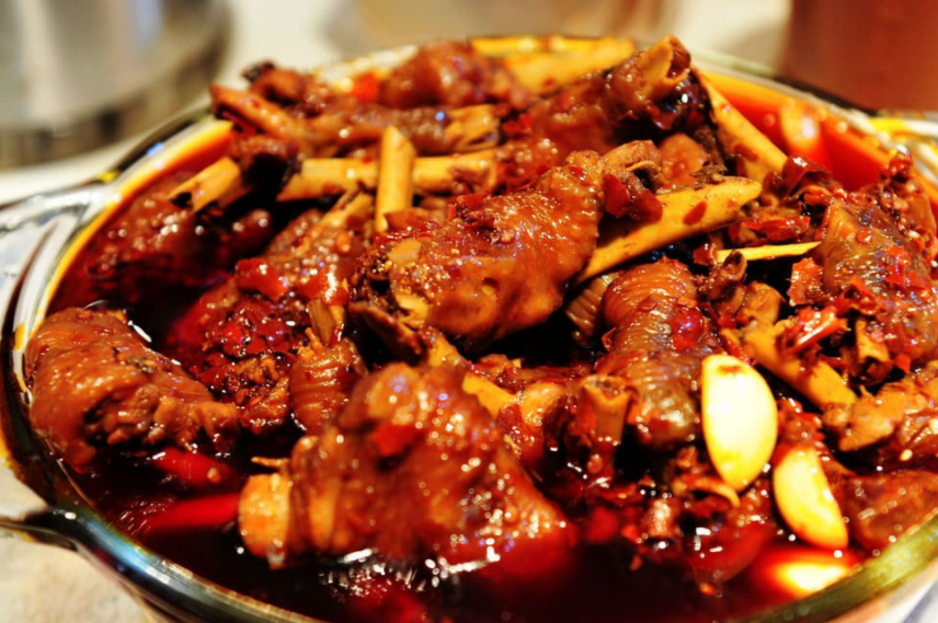 相比湖南,重庆等地用干辣椒炸出来的辣子鸡,我更爱贵州辣子鸡.