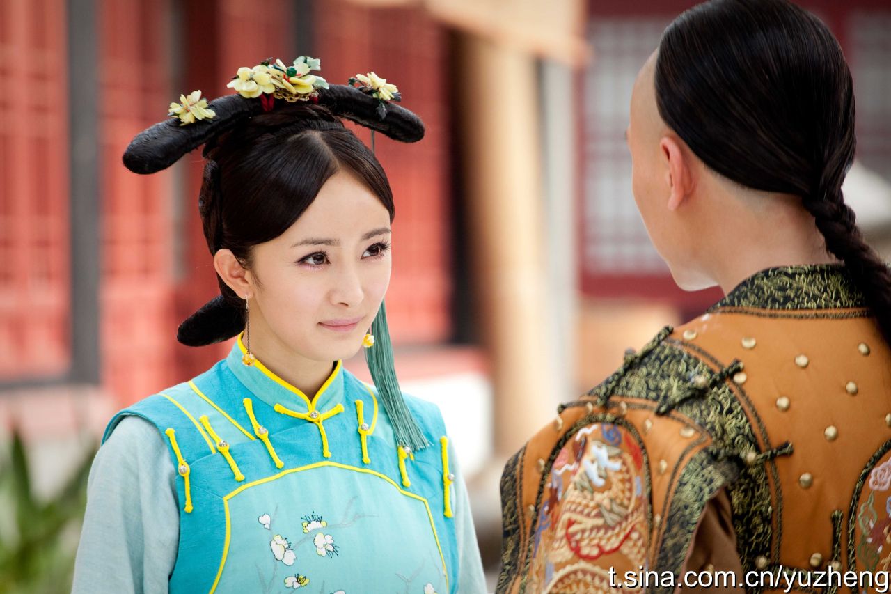 杨幂发文晒25年前的旧照,小时候就非常可爱,而且还有一双大长腿