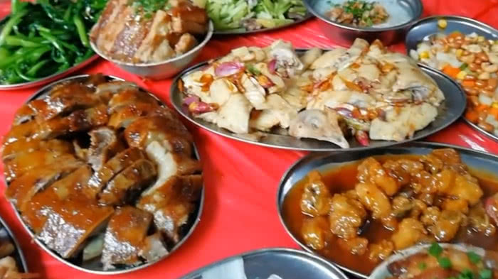 实拍农村新房摆"入伙酒",一大桌道道都是硬菜,你们觉得如何