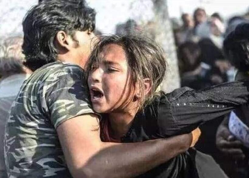 一法国女主持被叙军救出,被叛军头目关押5年,重见自由后痛哭