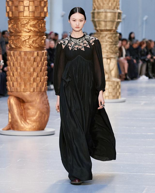 巴黎时装周 chloé化身都市里的吉普赛女郎 领饰 耳环成焦点